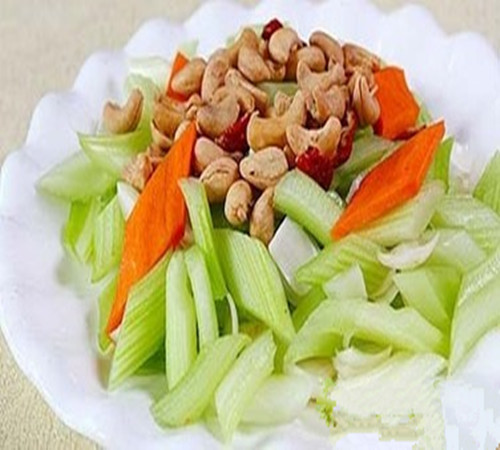 老人營養(yǎng)餐：素炒腰果，活血護心