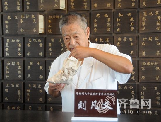 東阿老中醫(yī)劉凡義：技藝傳承150年 熬制膏方當?shù)匾唤^