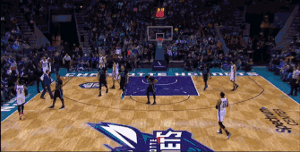 NBA還有王法嗎？威少居然用球怒砸裁判！