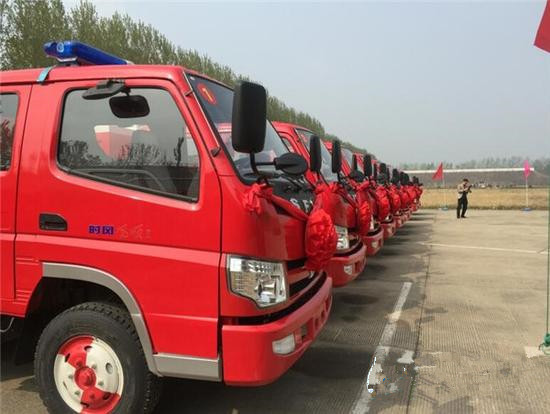 聊城研制出“鄉(xiāng)鎮(zhèn)專用消防車”能救火能灑水噴藥
