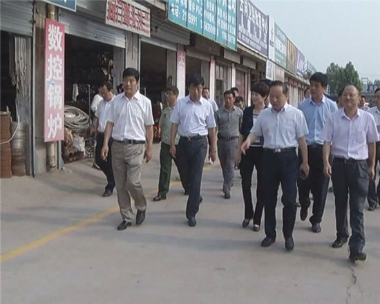 劉培國就文明城市創(chuàng)建工作進(jìn)行現(xiàn)場(chǎng)辦公