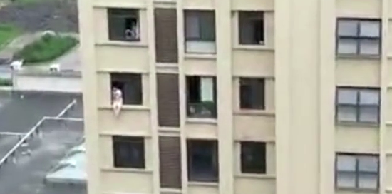 高中生欲跳樓 消防員高空“點(diǎn)降”踹回屋中