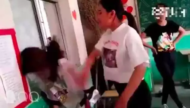 初二女生被輪流扇耳光：正副校長(zhǎng)撤職 警方已立案
