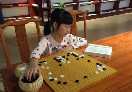 7歲時被讓三子戰(zhàn)勝華學明獲俞斌高度贊揚，她幫老爸圓了“全運夢”