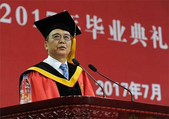 北大畢業(yè)典禮校長(zhǎng)分享故事 寄語(yǔ)“吃虧就是占便宜”
