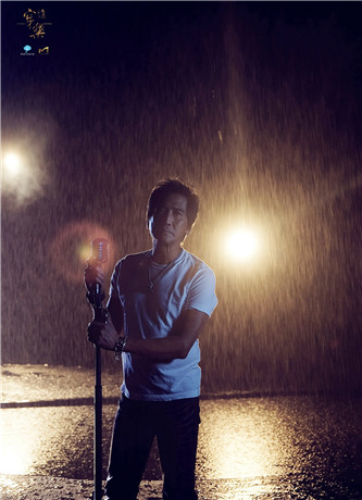 齊秦雨中獻唱故人 《鼓聲若響》MV催淚上線