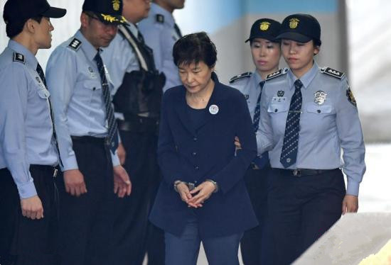 樸槿惠連續(xù)兩天稱傷拒出庭 韓民眾對其健康關(guān)注升溫