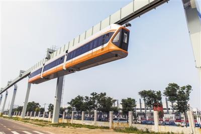 懸掛單軌車離地超5米 火車掛軌道下如何“跑”？