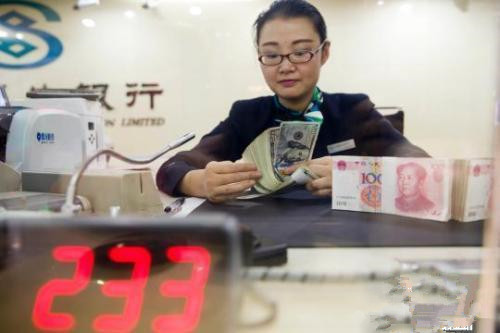 銀行工作人員清點(diǎn)貨幣。(資料圖)張?jiān)?攝