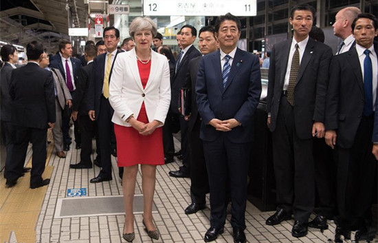 特雷莎·梅訪問日本 與安倍一起乘坐新干線
