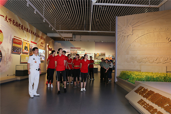 中國(guó)女排參觀軍博建軍９０周年主題展覽 接受愛(ài)國(guó)主義教育