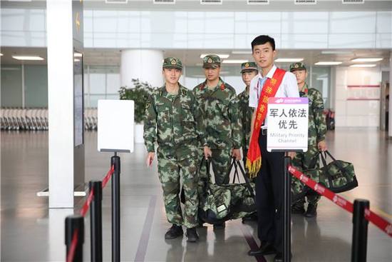 民航機場開辟“軍人依法優(yōu)先”通道形成輻射效應