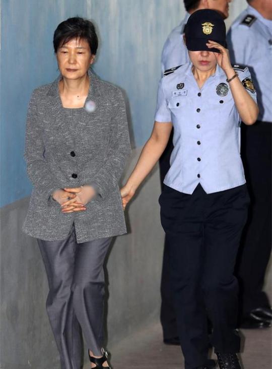 文在寅就任總統(tǒng)100天 樸槿惠同日罕見(jiàn)穿新衣服出庭