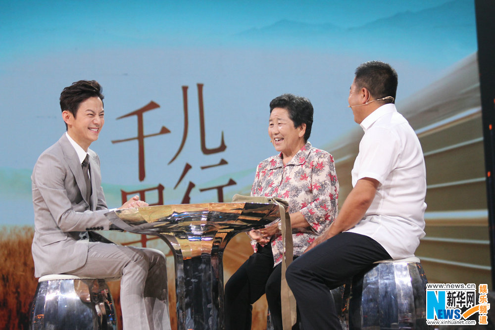 何炅主持《兒行千里》節(jié)目歡笑與感動(dòng)并存