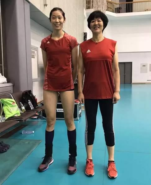 郎平回國就給朱婷特訓(xùn) 師徒兩人開心互動(dòng)