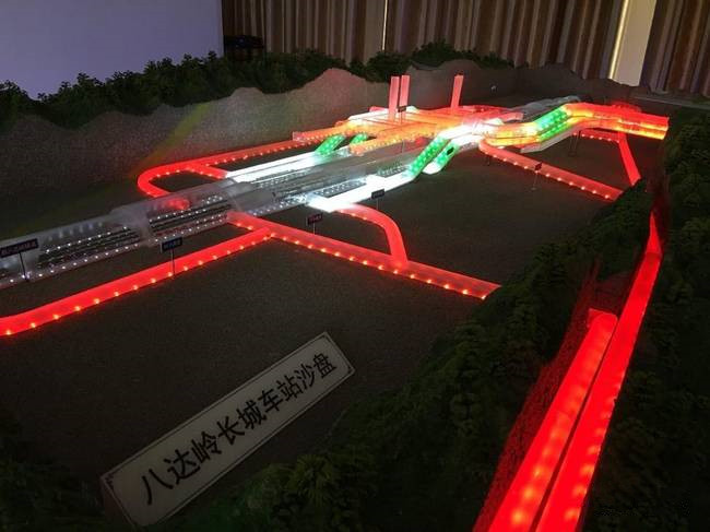 震撼，長城地下百米乘高鐵