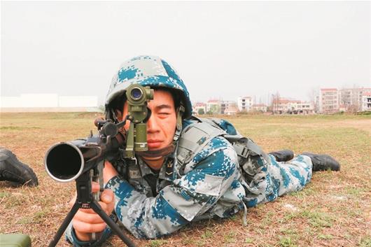 火箭筒三發(fā)三中技驚全場 中國神射手靠臉測風速