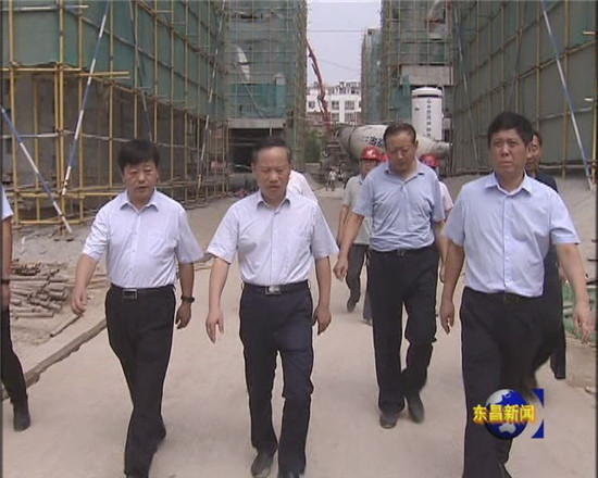 劉培國督導(dǎo)學(xué)校建設(shè)工作時強調(diào)：  把每一所學(xué)校都建成放心工程、精品工程