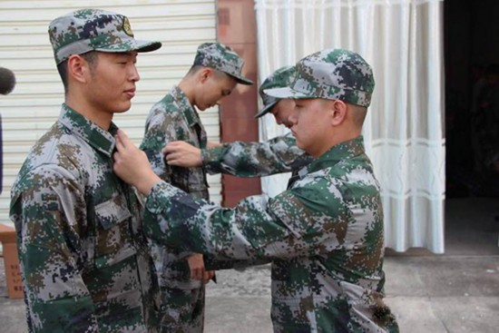 量體定人！新兵不用擔(dān)心被裝不合身了