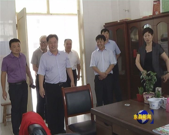 王振江到東昌實(shí)驗(yàn)小學(xué)開(kāi)展教師節(jié)慰問(wèn)活動(dòng)