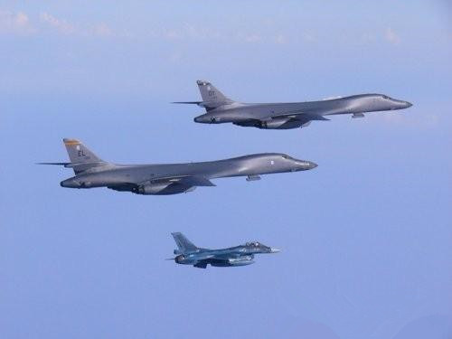美國B-1B轟炸機和F-15C戰(zhàn)斗機飛越朝鮮東部海域