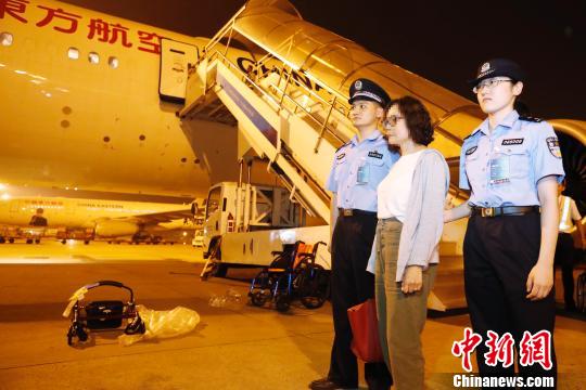9月19日晚，閔某搭乘東航MU588次航班抵上海。 殷立勤 攝