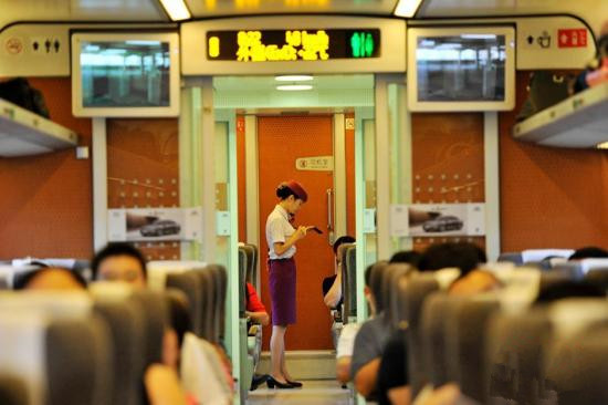 資料圖：2014年8月8日，蘭渝鐵路高南線開通運營。圖為D5176次動車乘務(wù)員為旅客服務(wù)瞬間。 安源 攝