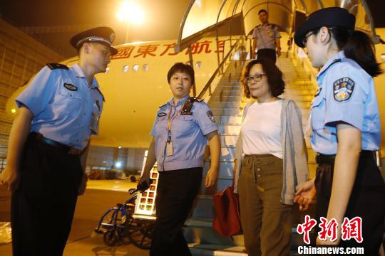 9月19日晚，閔某搭乘東航MU588次航班抵上海。 殷立勤 攝