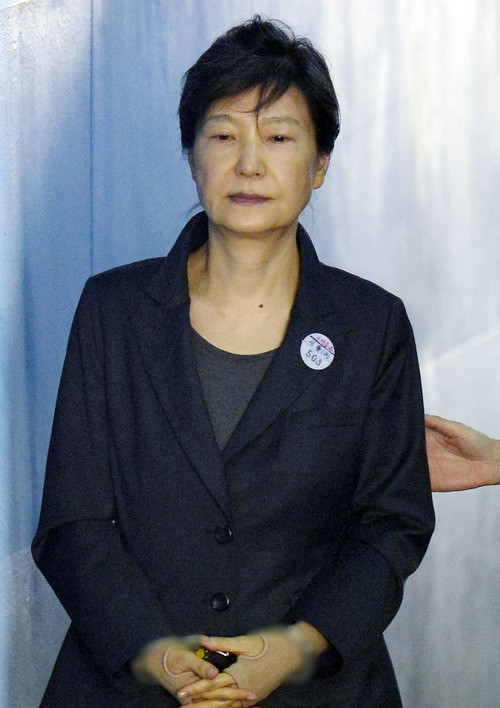 樸槿惠獄中被逼“自行退黨” 法庭上臉色異常難看