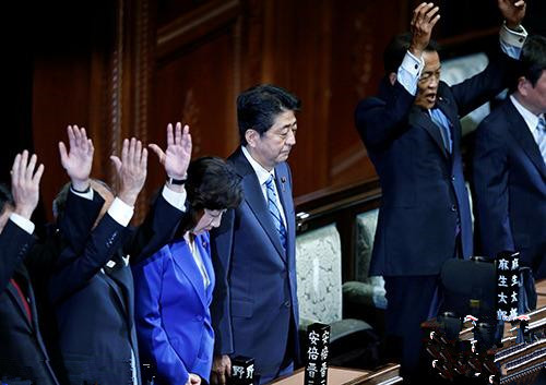 日本擬于11月1日舉行首相指名選舉 安倍或?qū)⑦B任