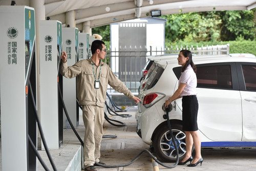 美媒：中國(guó)有條不紊打造全球最大電動(dòng)車市場(chǎng) 外企競(jìng)相追隨