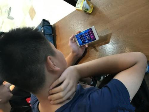 中小學(xué)生手機(jī)考驗(yàn)校園管理智慧 是疏還是堵？