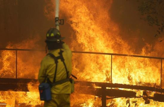 山火肆虐致15人死亡 美加州成為聯(lián)邦“重大災(zāi)區(qū)”