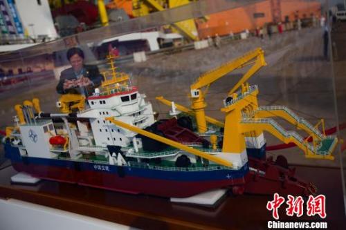 巨型自航絞吸船“天鯤號(hào)”下水 中國(guó)疏浚再添“重器”
