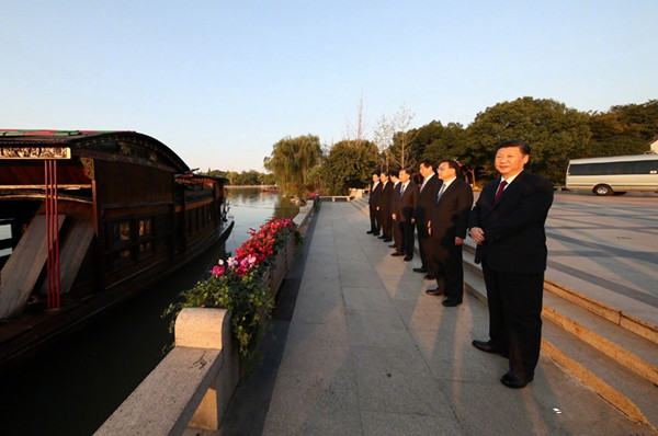 習(xí)近平等到浙江嘉興瞻仰南湖紅船