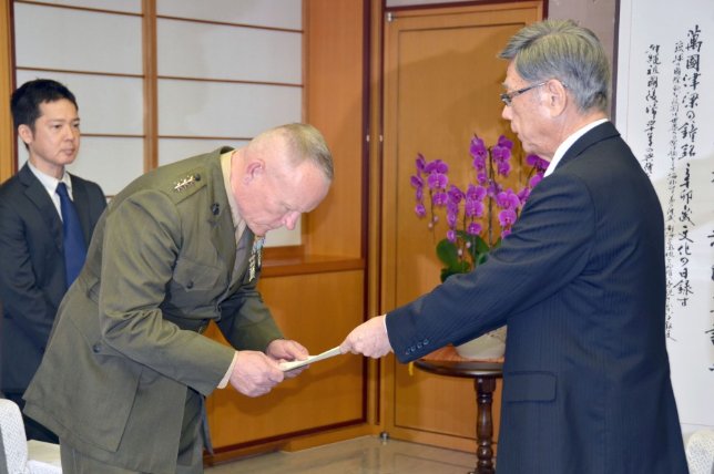 美軍醉駕撞死日本人惹怒沖繩知事 美軍官鞠躬道歉