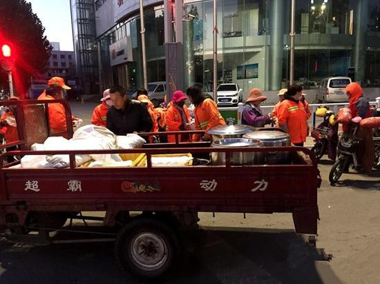 聊城一市民給環(huán)衛(wèi)工免費(fèi)送餐4年 家門口設(shè)免費(fèi)飲水點(diǎn)