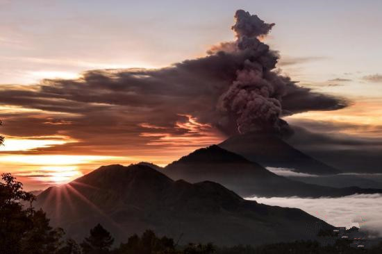 印尼阿貢火山爆發(fā)危險“迫在眉睫” 數(shù)萬人撤離