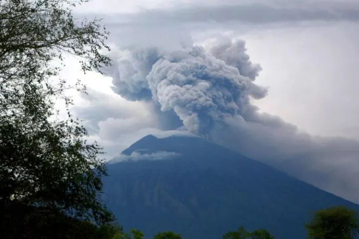 現(xiàn)實版"戰(zhàn)狼"！火山或?qū)⒈ㄊ奖虐l(fā) 我國急派飛機搶接同胞