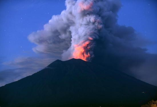 巴厘島機(jī)場(chǎng)重新開放 將持續(xù)監(jiān)測(cè)火山爆發(fā)情況