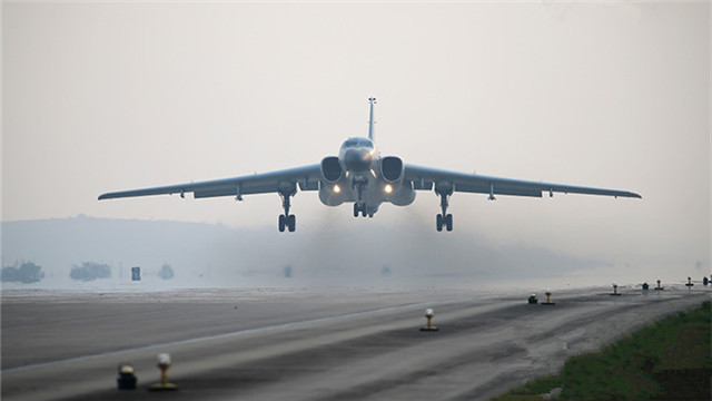空軍轟炸機(jī)學(xué)員首次長途跨區(qū)機(jī)動轉(zhuǎn)場訓(xùn)練
