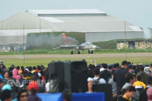 臺灣戰(zhàn)機(jī)表演時(shí)疑被鳥擊 緊急落地后冒出黑煙