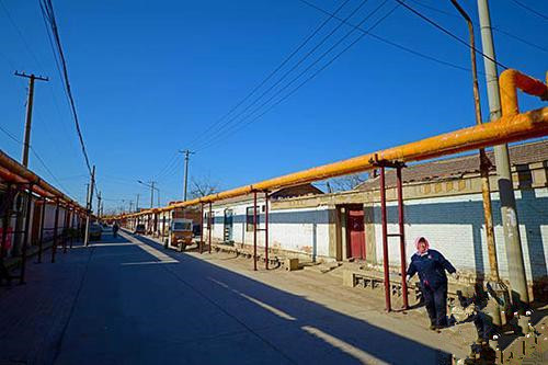 資料圖：天津市西青區(qū)辛口鎮(zhèn)郭莊子村，電代煤供暖管道通入家家戶戶。 <a target='_blank' >中新社</a>記者 佟郁 攝