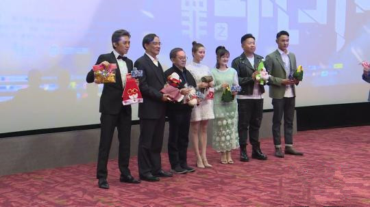 鄧超新片首映禮獲贈膏藥：與阮經(jīng)天肉搏打戲激烈致道具變形