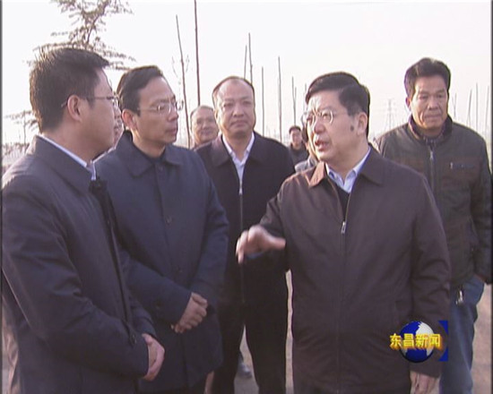市創(chuàng)森指揮部第六次會(huì)議暨冬季造林綠化現(xiàn)場(chǎng)會(huì)與會(huì)人員來我區(qū)觀摩