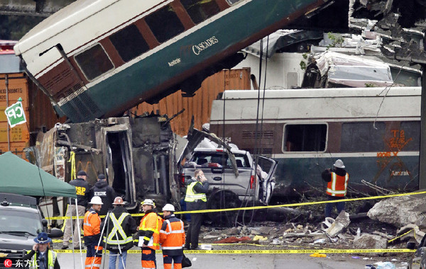 美國列車脫軌沖下高架橋 致百余人死傷