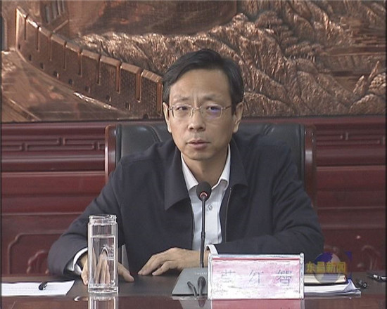 榮紅智主持召開區(qū)委常委會(huì)議