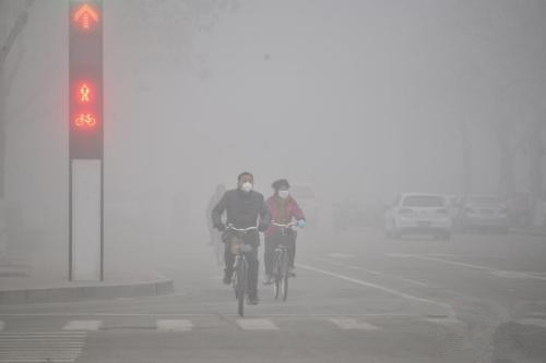 2016年2月12日，山東多地遭遇霧霾天氣。市民在大霧籠罩下的山東省聊城市街頭騎行。 圖片來源：視覺中國
