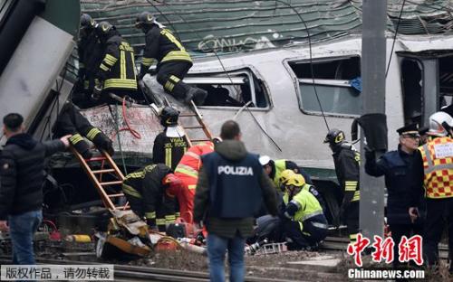 意大利米蘭郊區(qū)火車脫軌致2死逾百傷 救援進(jìn)行中