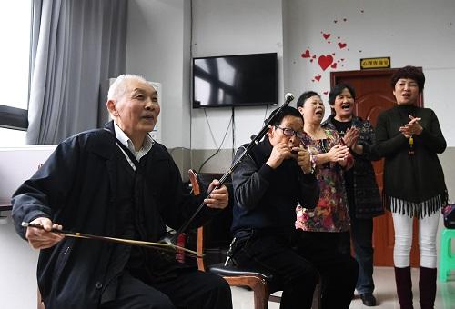 中國老人"抱團(tuán)養(yǎng)老"模式受關(guān)注:杭州13名老人共享3層別墅